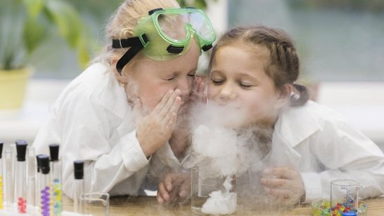 Science Holidays Zwei kleine Mädchen experimentieren in einem Labor