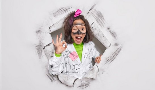 Young-Science-Tage Jugendliche im Labormantel bricht aus einer Papierwand durch