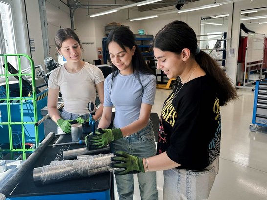 Drei junge Frauen lernen in einem Techniklabor